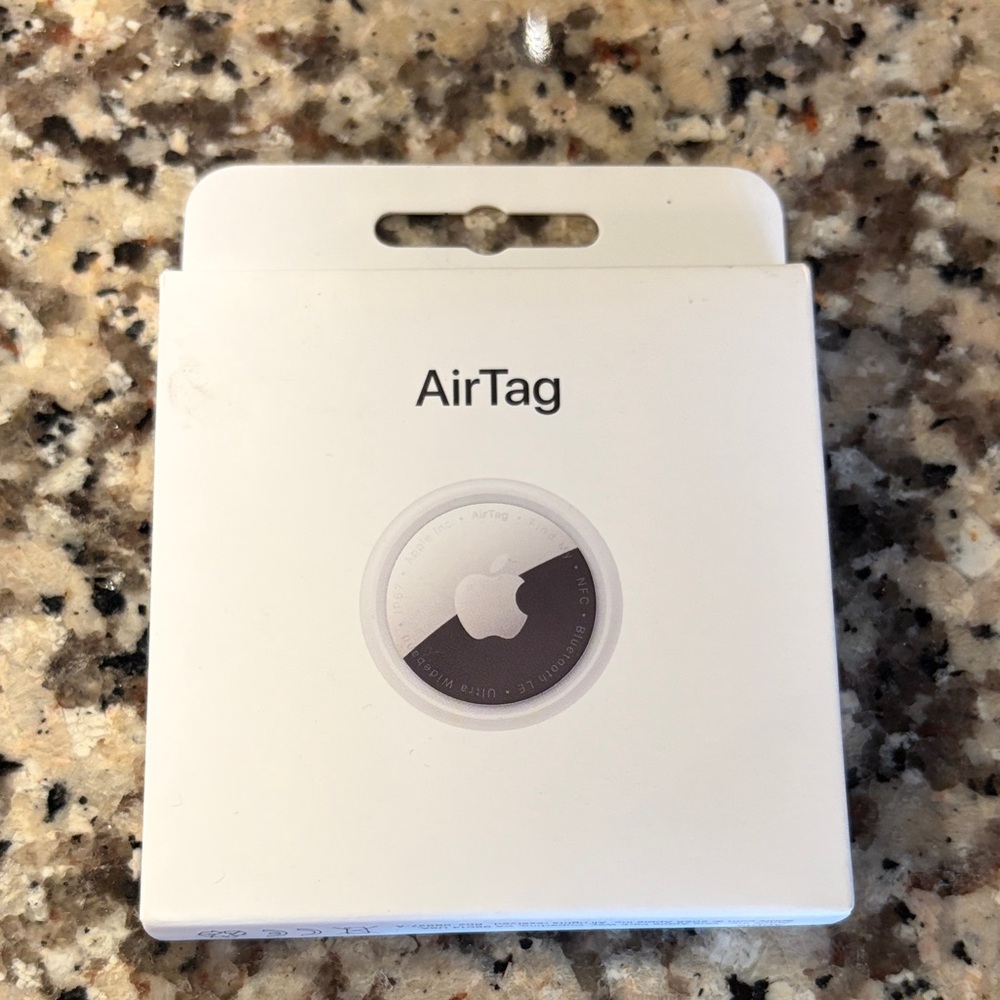 Apple AirTag in Classic White Box